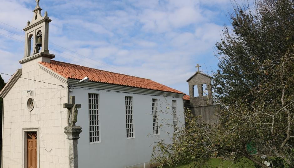 Igrexa Parroquial e Cruceiro (Abellá)