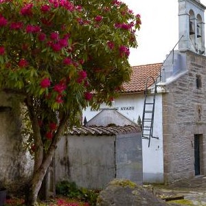 Igrexa Parroquial e Cruceiro (Aiazo)