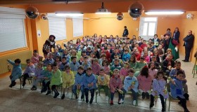 O alumnado de Infantil e Primaria do CPI Ponte Carreira (Frades) reciben a visita do Paxe Real