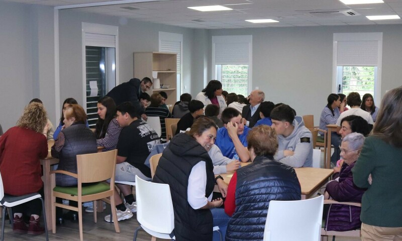 Frades pon en marcha o programa “O fío do tempo” cunha xornada de intercambio entre rapazada da ESO e as persoas usuarias das dúas casas do maior do municipio 