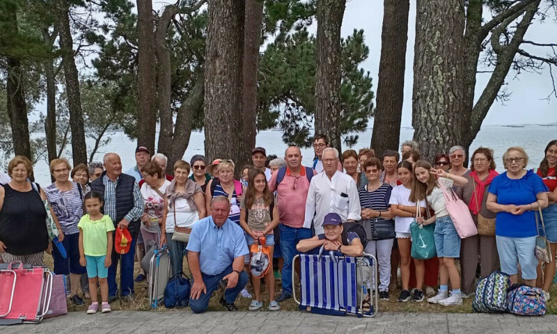 Corenta veciños e veciñas de Frades participan nos Xoves de Praia
