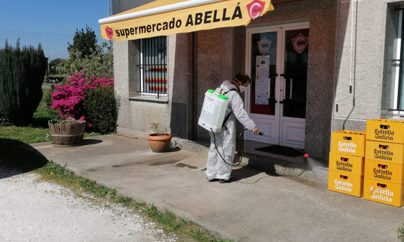 O Concello de Frades acomete tarefas de limpeza e desinfección nas zonas máis concorridas do municipio