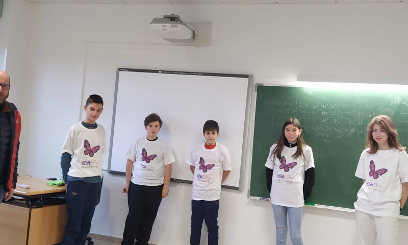 Frades presenta ao alumnado do IES de Ponte Carreira o material da campaña do 25N: “Xuntos voaremos máis alto”