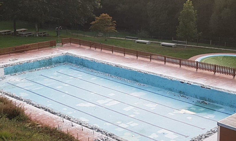 Comezan as obras de reparación da piscina municipal de Frades, adxudicadas por 98.000 €