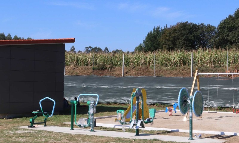 O Concello de Frades instala xogos infantís e un circuíto biosaudable para a terceira idade no local social de Añá