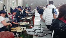 A XI Festa da Filloa de Abellá reparte máis de 250 menús de filloas, caldo, rixóns e lacón entre os centos de persoas asistentes