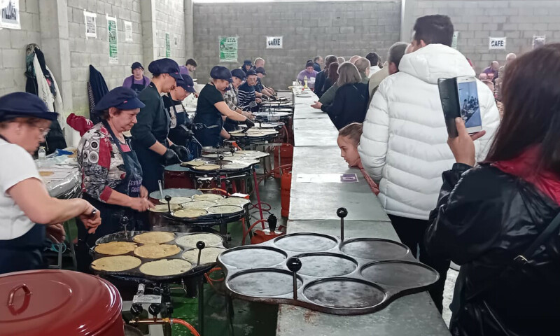 A XI Festa da Filloa de Abellá reparte máis de 250 menús de filloas, caldo, rixóns e lacón entre os centos de persoas asistentes