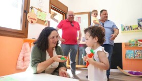 A delegada da Xunta na Coruña e o alcalde de Frades visitan as casas niño Xoaniña e Axóuxere