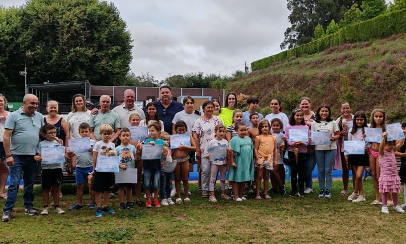 Un total de 47 persoas participaron nos cursos de natación do Concello de Frades 