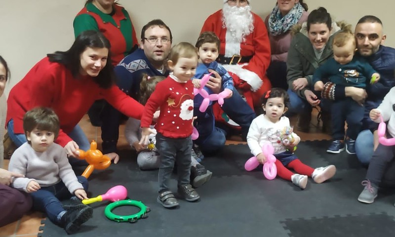 Os meniños e meniñas de Preescolar na Casa e das dúas casas niño de Frades reciben a visita de Papá Noel