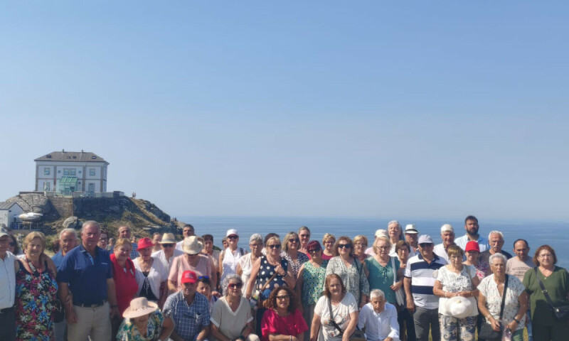 56 veciños e veciñas de Frades participan nunha excursión a Fisterra, Ézaro e Noia