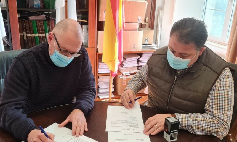 O Concello de Frades asina un convenio de colaboración co taxista Juan Carlos Andrade para poñer en marcha o servizo de bono-taxi