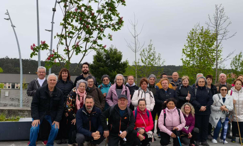 Un grupo de 32 veciñas e veciños de Frades completa a derradeira etapa do Camiño Portugués, entre O Milladoiro e Santiago