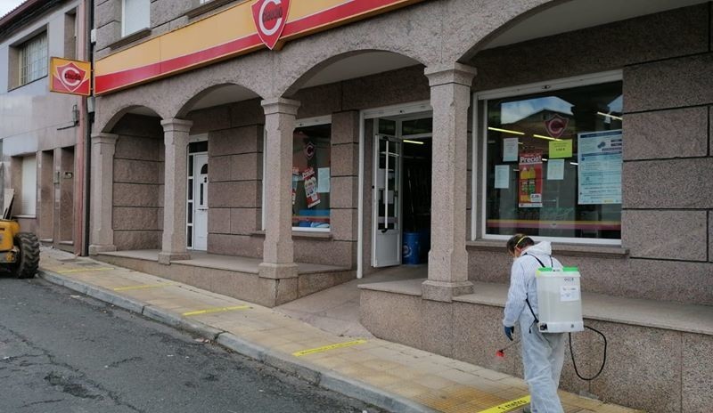 O Concello de Frades continúa cos traballos de desinfección e reparte epis nos locais abertos ao público