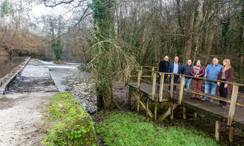 Rematadas as obras de recuperación do azude do río Tambre na área recreativa da Presa de Frades