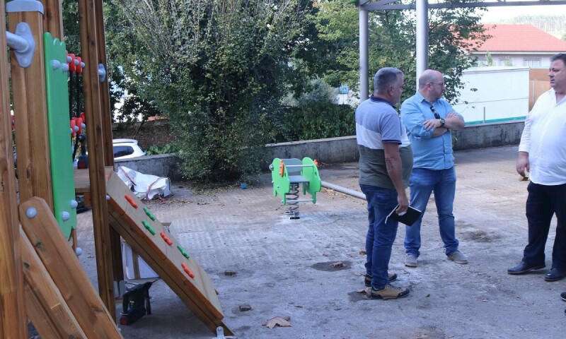 O Concello de Frades inviste máis de 43.000 euros na remodelación integral do parque infantil de Ponte Carreira