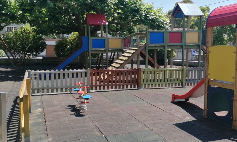 O parque infantil de Ponte Carreira volve abrir as súas portas