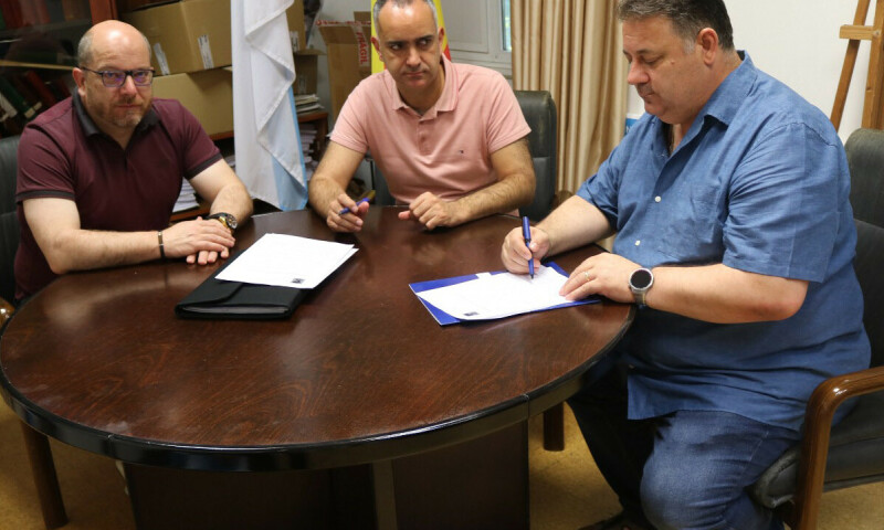 O Concello de Frades e o Arcebispado de Santiago asinan un convenio para conservar o patrimonio cultural do municipio