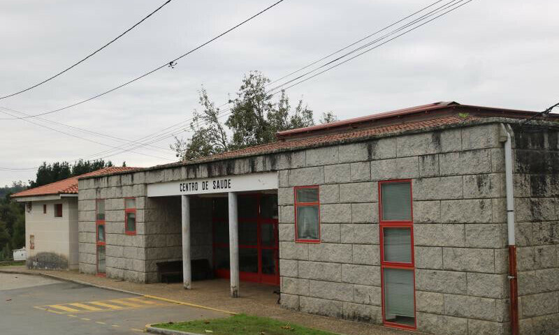 O inicio das obras de renovación da cuberta do centro de saúde de Ponte Carreira traslada a atención sanitaria ao consultorio de Abellá