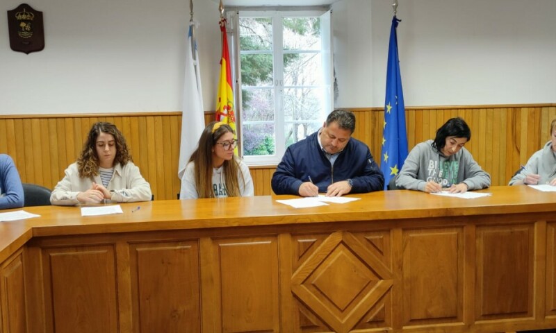 O Concello de Frades asina convenios de colaboración coas 3 casas niño e coas 2 casas do maior do municipio
