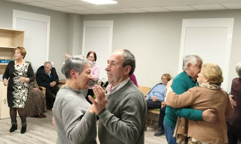 Unha trintena de veciños e veciñas de Frades celebran unha Festa Pre Fin de Ano 