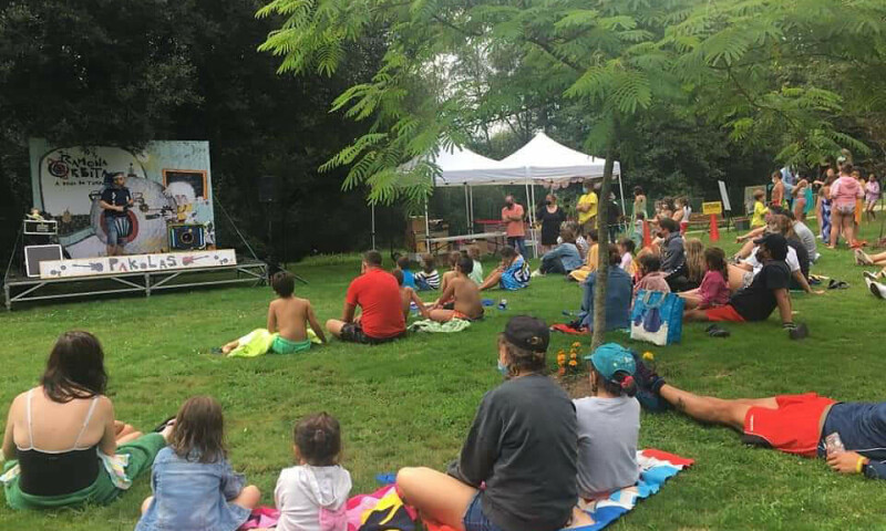 Máis de 200 persoas participaron na festa do Día do/a Neno/a de Frades, con inchables, tren turístico, xogos e música en vivo