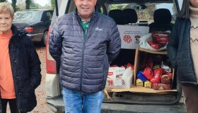 O Concello de Frades entrega a Cáritas os alimentos recollidos na campaña de Nadal