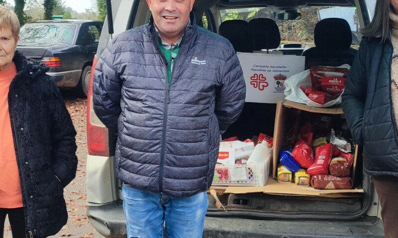 O Concello de Frades entrega a Cáritas os alimentos recollidos na campaña de Nadal