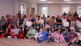 Gran éxito da actuación teatral do alumnado do CPI Ponte Carreira ante os maiores do centro sociocomunitario de Frades