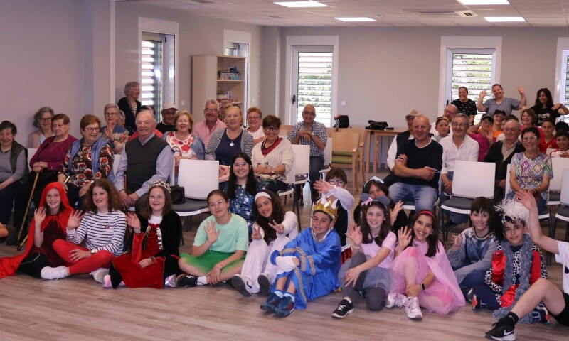 Gran éxito da actuación teatral do alumnado do CPI Ponte Carreira ante os maiores do centro sociocomunitario de Frades