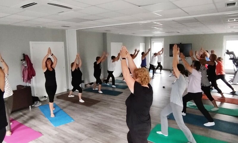 Gran participación na clase gratuíta de ioga ofrecida polo Concello de Frades