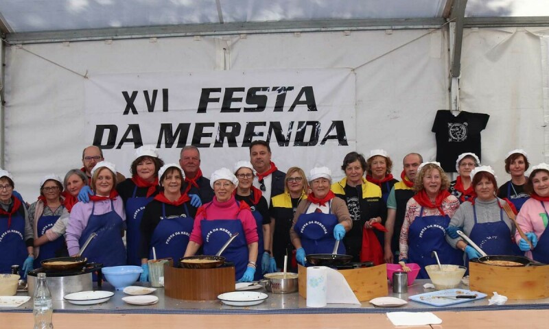 A XVI Festa da Merenda de Aiazo (Frades) reúne a milleiros de persoas en torno á degustación das tortillas de masa