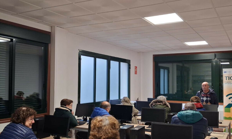 Frades clausura os obradoiros de capacitación dixital para aprender a utilizar o móbil, a tablet e o ordenador