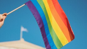 O Concello de Frades adhírese á campaña da Fegamp en apoio ás persoas LGTBIQ+