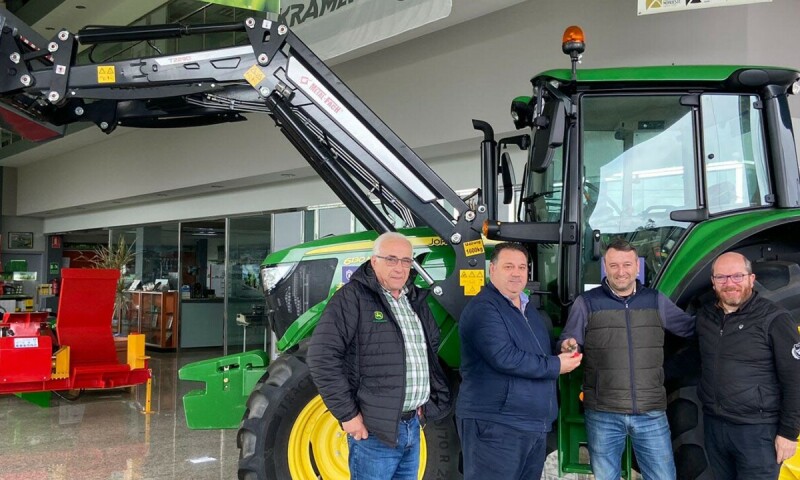 O Concello de Frades inviste máis de 93.000 euros na compra dun novo tractor con pa