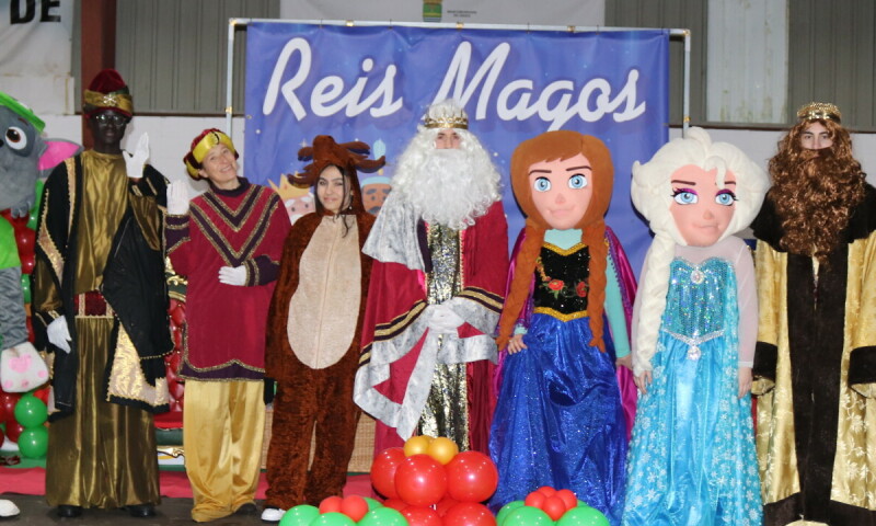 Centos de veciños e veciñas participan na Gran Festa de Reis do Concello de Lousame