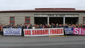Un cento de persoas concentráronse diante do centro de saúde de Ponte Carreira pola mellora da atención primaria 