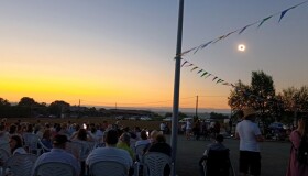 XENTE DE TODA GALICIA ELIXE O CONCELLO DE FRADES PARA VER A ECLIPSE TOTAL