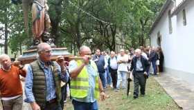 Centos de veciños de Frades celebraron a Festa de San Miguel cunha romaría na carballeira de San Nicolau