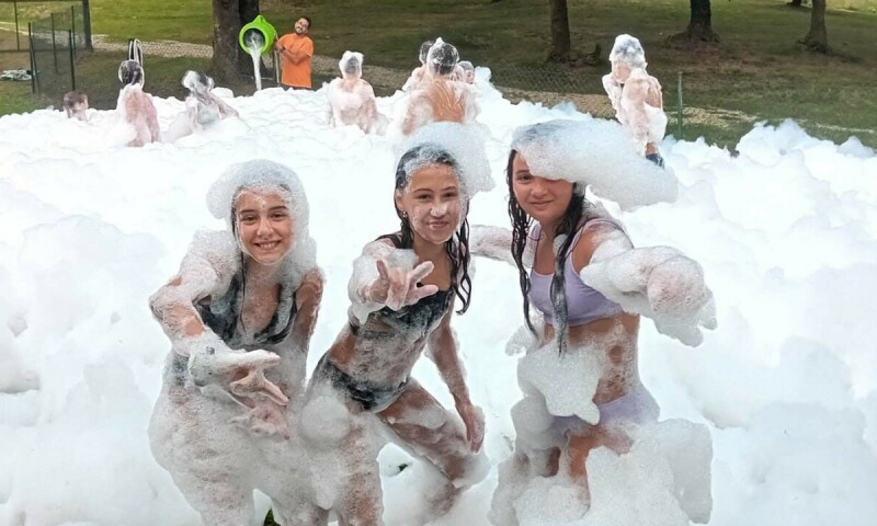 A Festa da Auga reúne a máis de cen nenos e nenas na piscina municipal de Frades