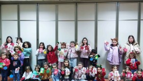 Unha trintena de nenas e nenos de Frades celebran o Nadal co mago Dani Polo