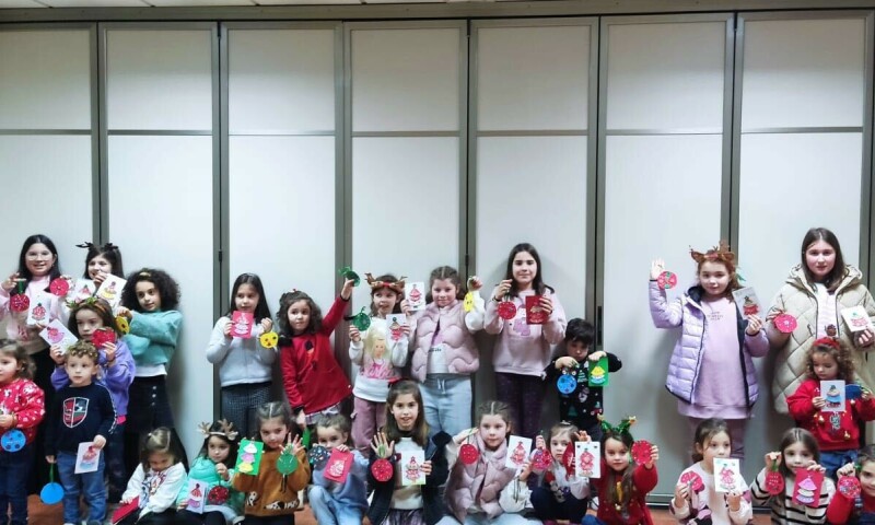 Unha trintena de nenas e nenos de Frades celebran o Nadal co mago Dani Polo