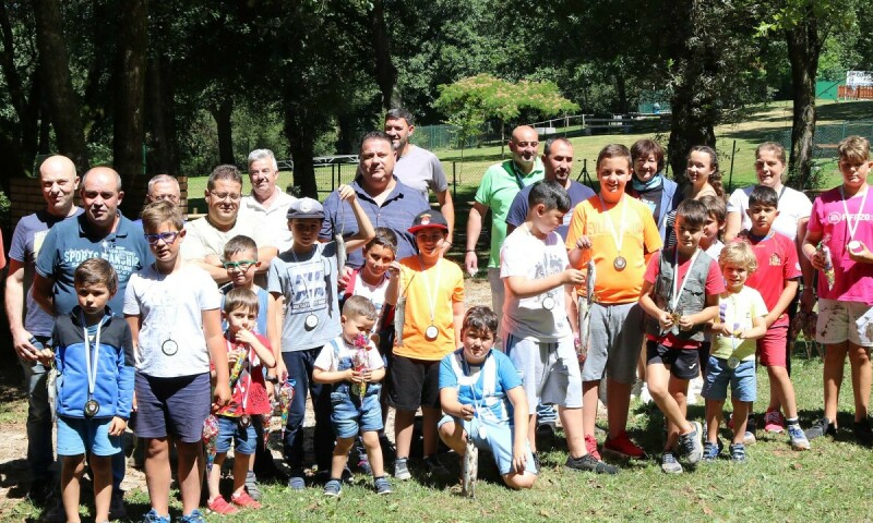 Un total de 16 nenos e nenas participaron no XIX Campionato Municipal de Pesca Infantil do Concello de Frades 