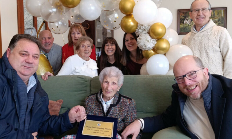 Isabel Fernández Regueira, veciña de Ponte Carreira, celebra o seu 100 aniversario
