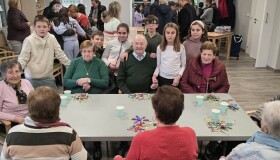 Gran acollida do terceiro intercambio xeracional “Lecturas compartidas cos nosos maiores”, que reuniu a máis de medio cento de persoas no centro sociocomunitario de Frades