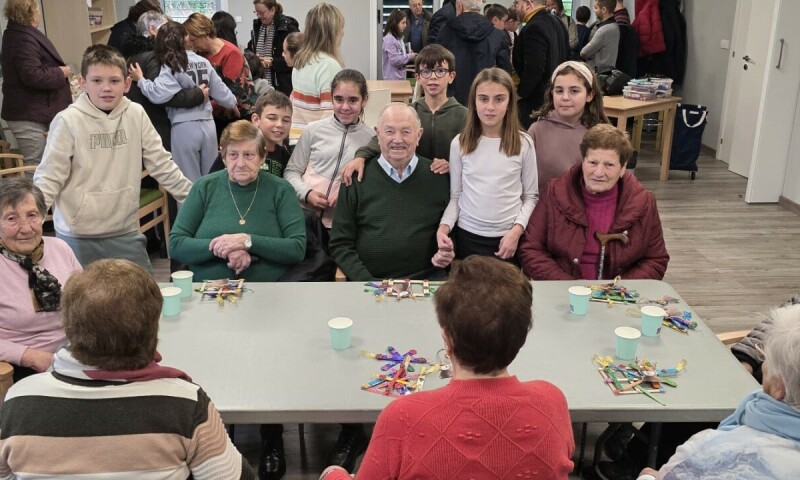 Gran acollida do terceiro intercambio xeracional “Lecturas compartidas cos nosos maiores”, que reuniu a máis de medio cento de persoas no centro sociocomunitario de Frades