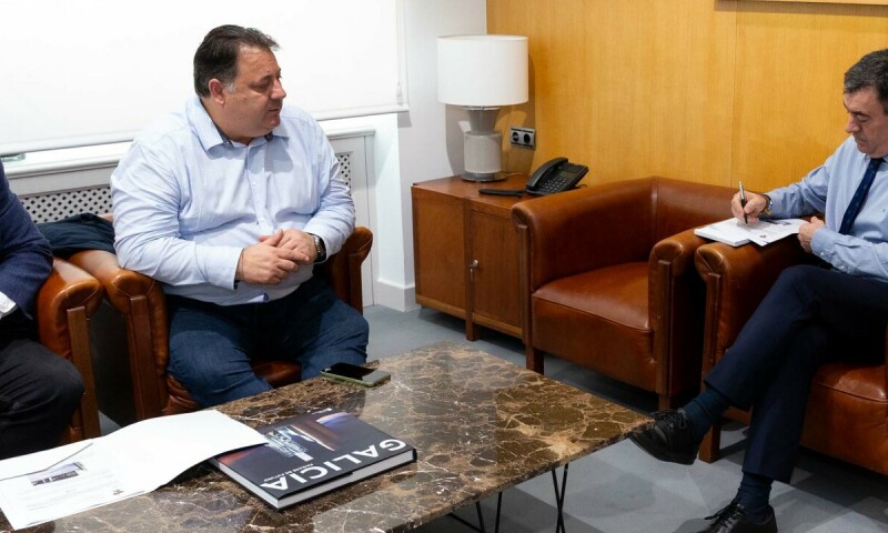 O conselleiro de Educación e o alcalde de Frades avalían actuacións para mellorar o colexio de Ponte Carreira