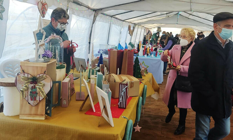 Gran participación no Mercado de Artesanía de Ponte Carreira, que abre o programación especial de Nadal en Frades 