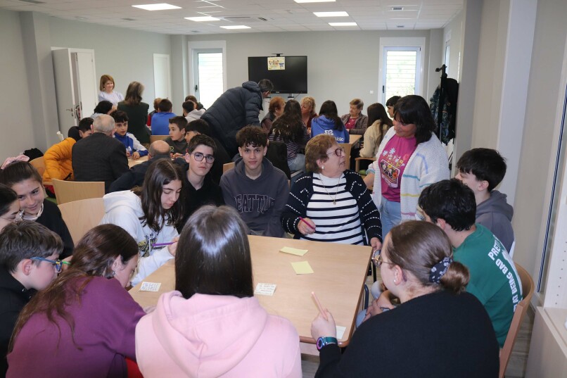 Frades pon en marcha o programa “O fío do tempo” cunha xornada de intercambio entre rapazada da ESO e as persoas usuarias das dúas casas do maior do municipio 