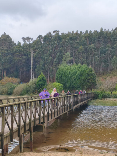 Trinta veciños e veciñas de Frades participaron nunha ruta de sendeirismo entre Ortigueira e O Vicedo